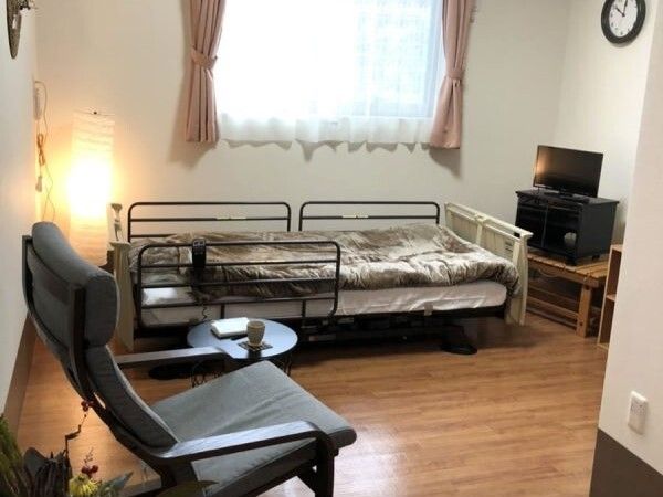 フローリングの部屋には寝具付きのベッドが置かれ、一人用の椅子やテレビ、テーブルなども置かれている。