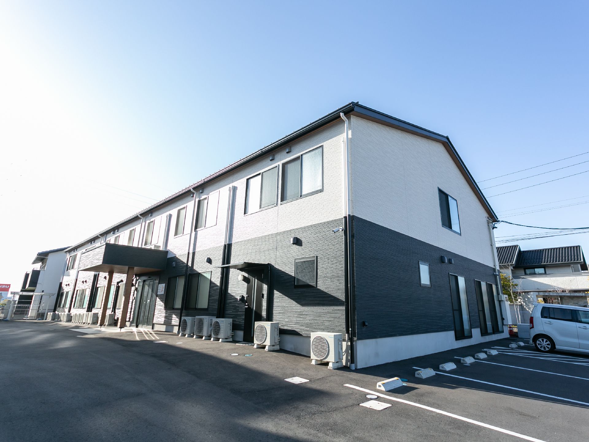 駐車場も近くに設置してある介護施設の外観