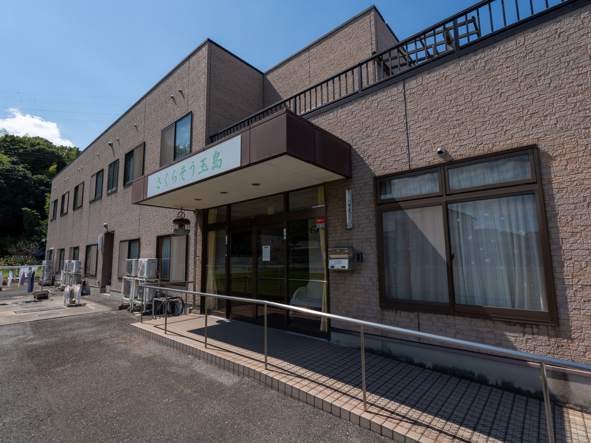 ゆったりとした入口の建物