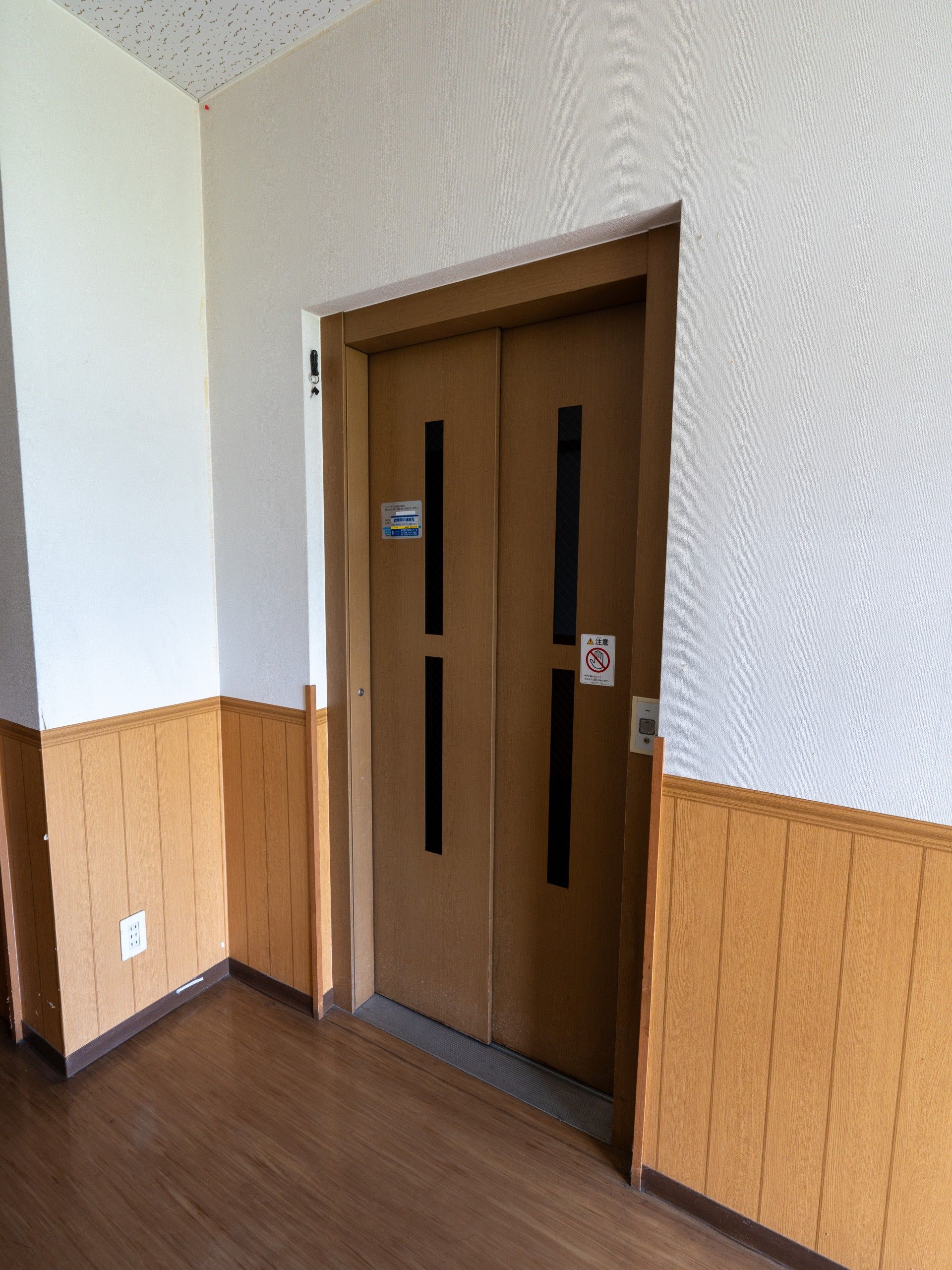 バリアフリー設計のエレベーター