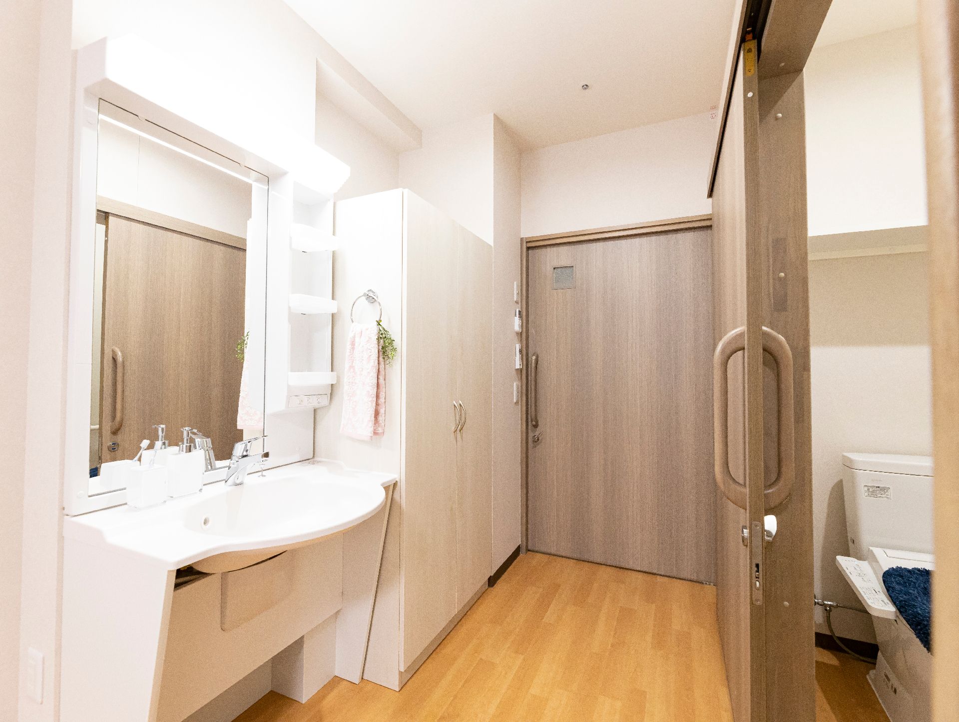 洗面台や引き戸、トイレが設置されている居室