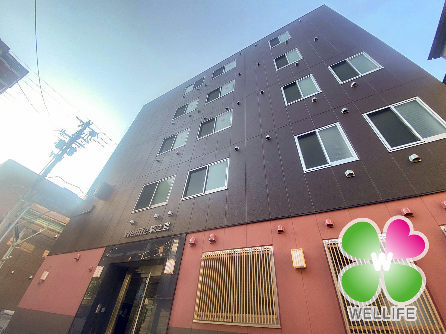 広い洗い場が付いた浴室には一人用の浴槽が設置され、壁には手すりが付き、シャワーの近くには鏡も設置されている。明るく清潔感のある浴室。