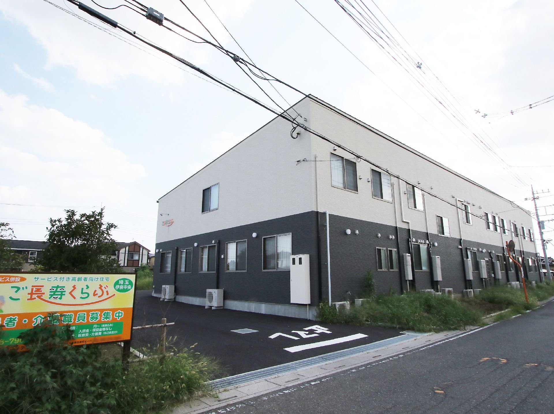 落ち着いた色調の2階建ての施設