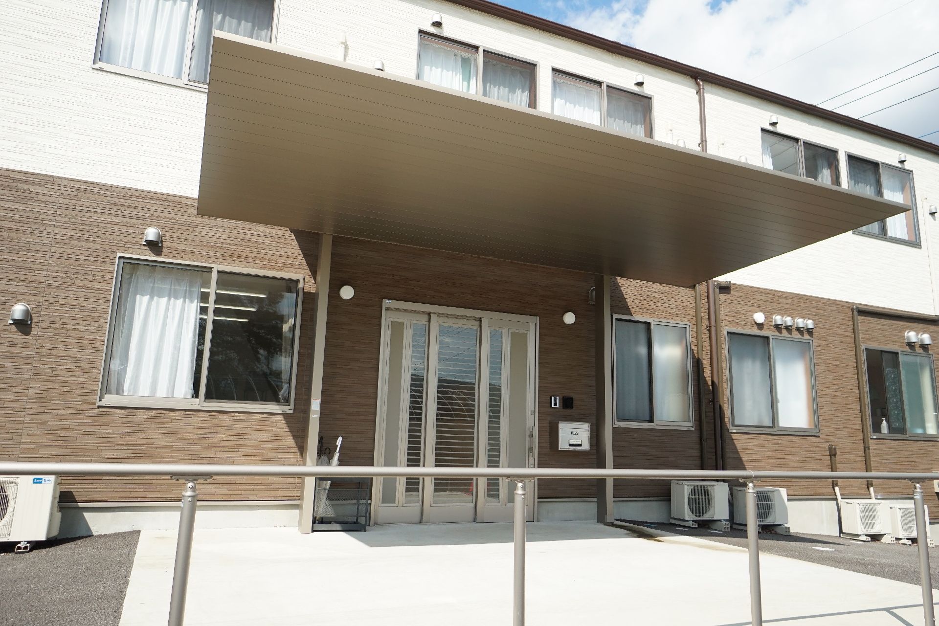 大きな屋根を設置した玄関前