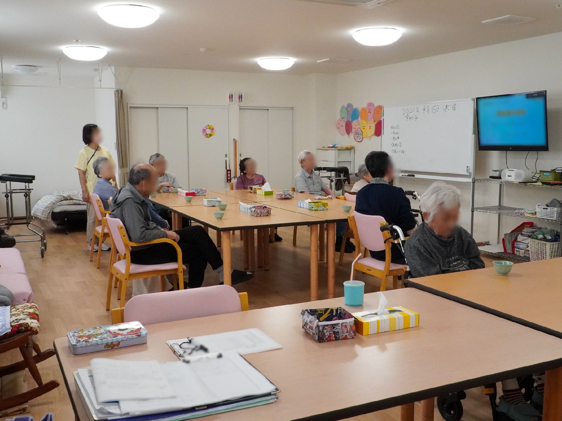 テレビが設置された共有スペース