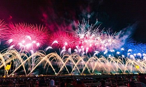 色鮮やかな花火の夜景