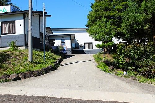 緑に囲まれた入口