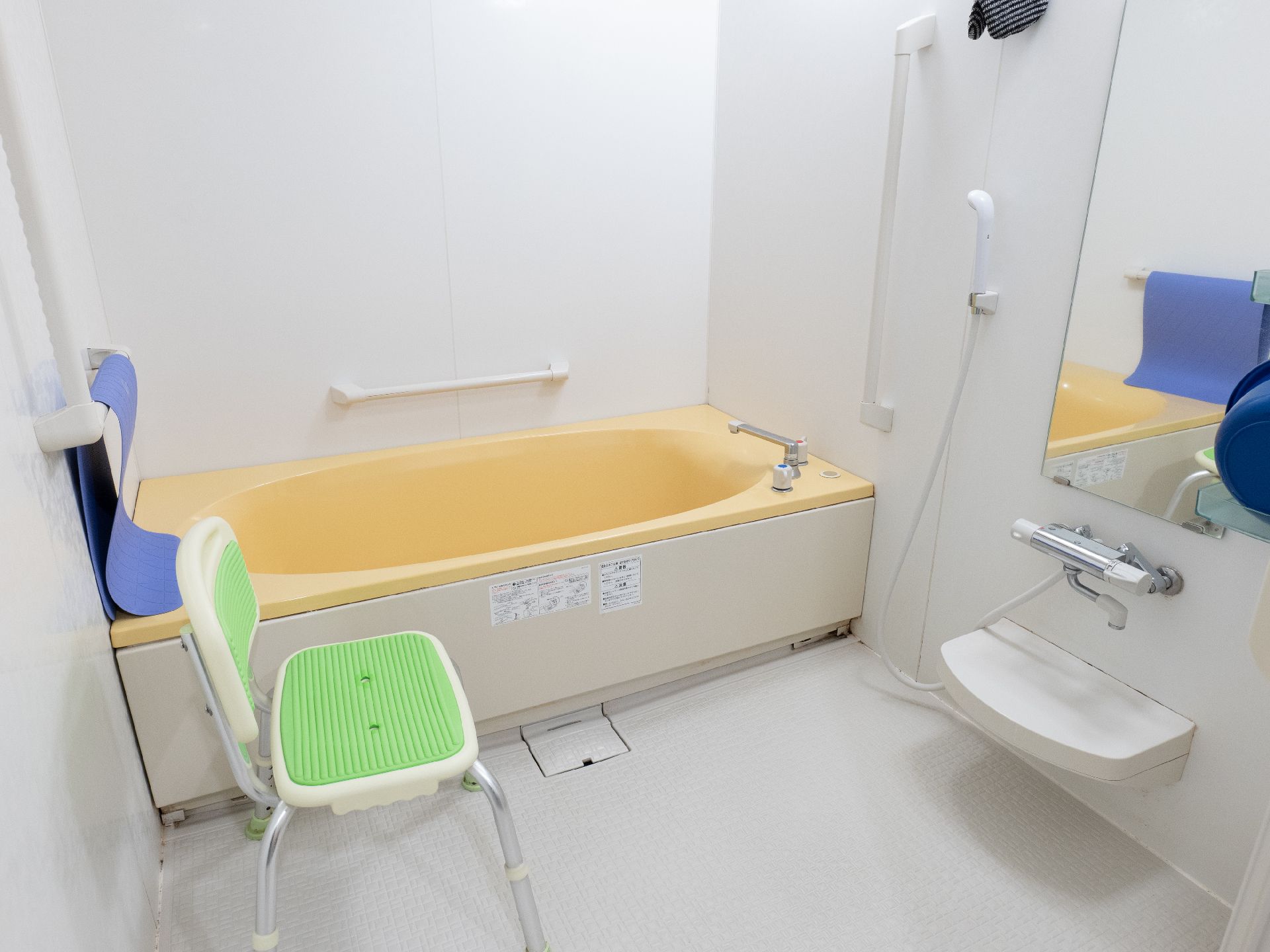 転倒を防ぐための手すりが取り付けられている浴室