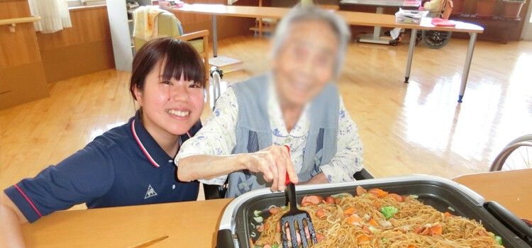 調理を楽しむ様子の部屋