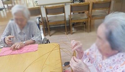 手作業を楽しむ様子