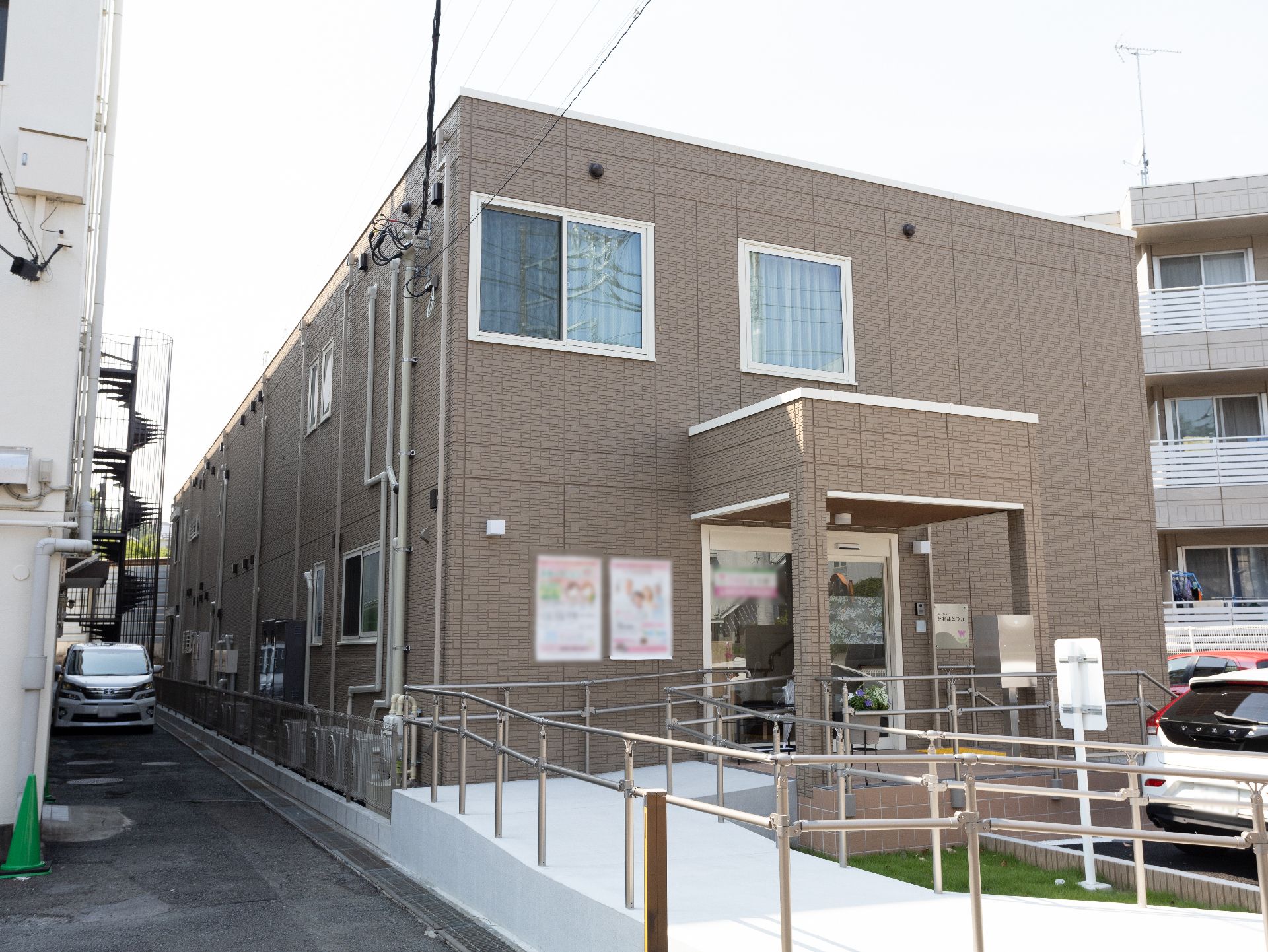 2階建ての建物で、シックな色合いでお洒落感がある施設の外観
