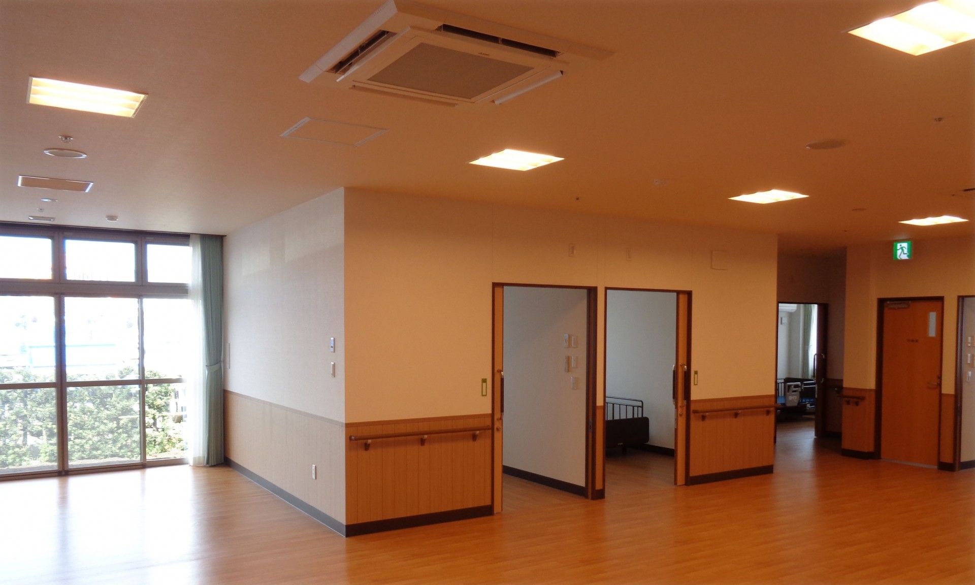 広い廊下と居室