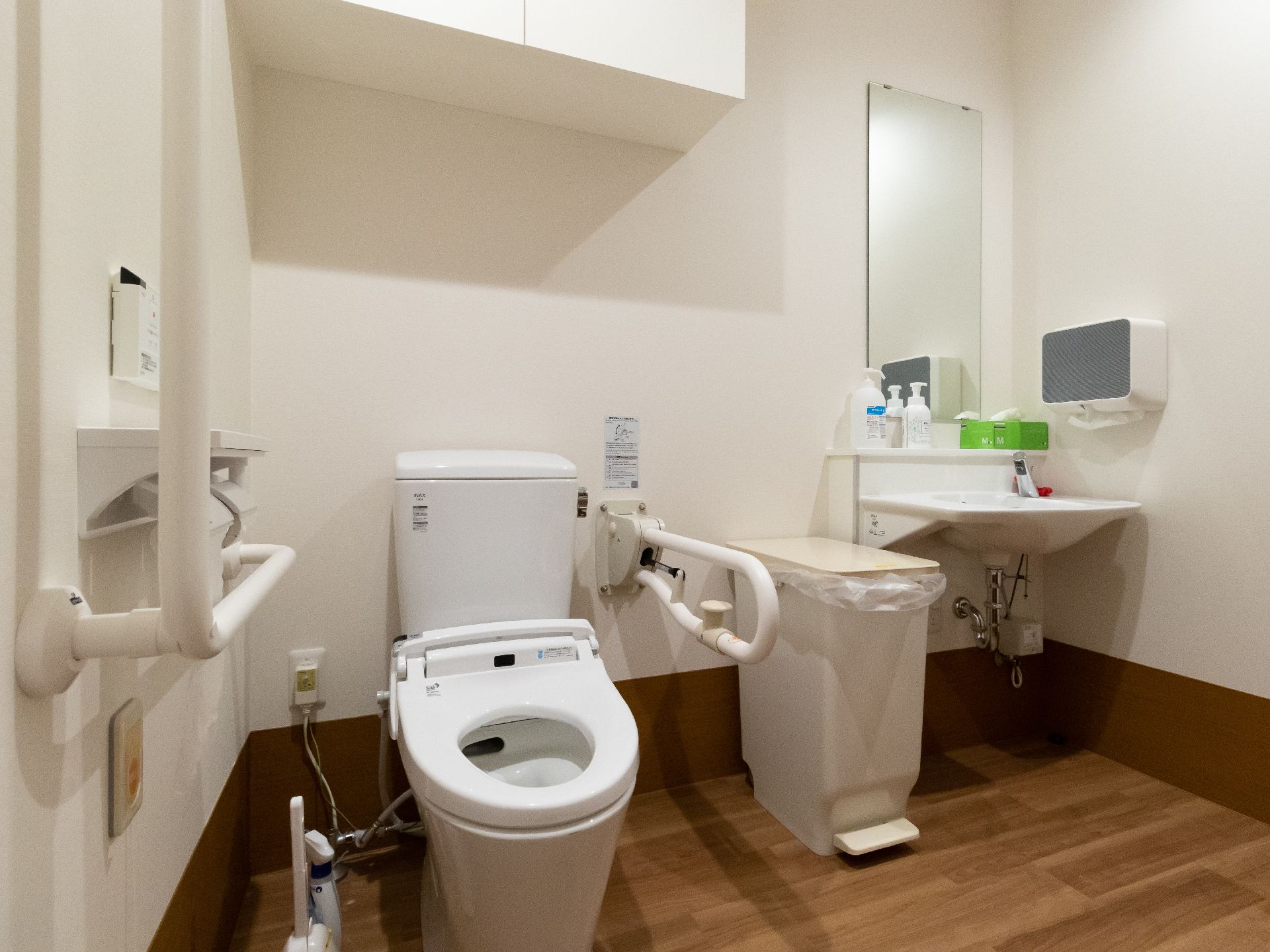 手すり付きの洋式トイレと洗面台