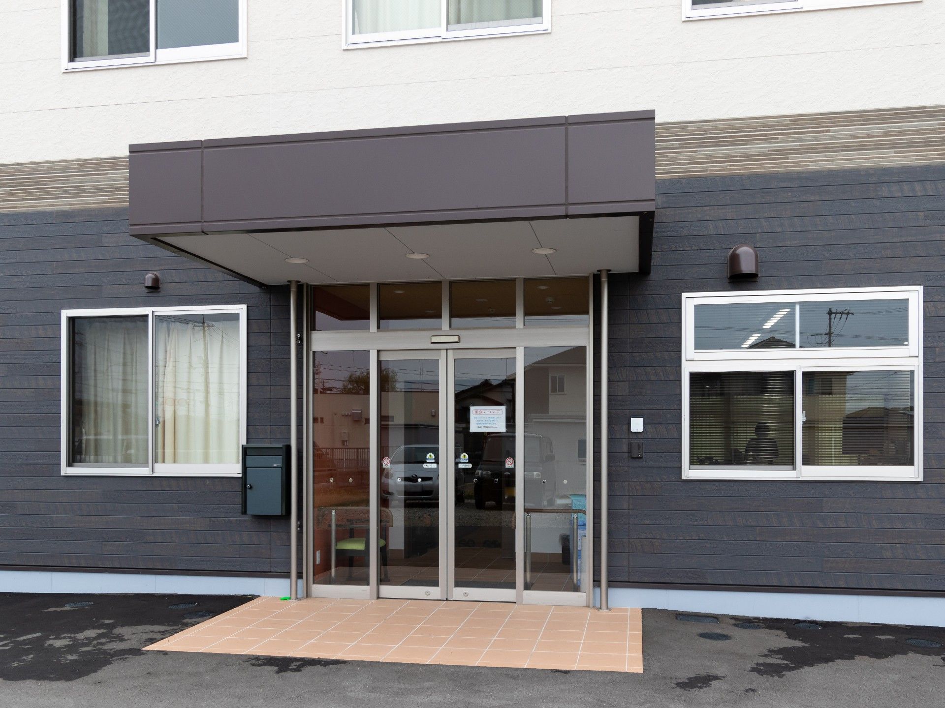 屋根の設けられた高齢者施設の正面玄関