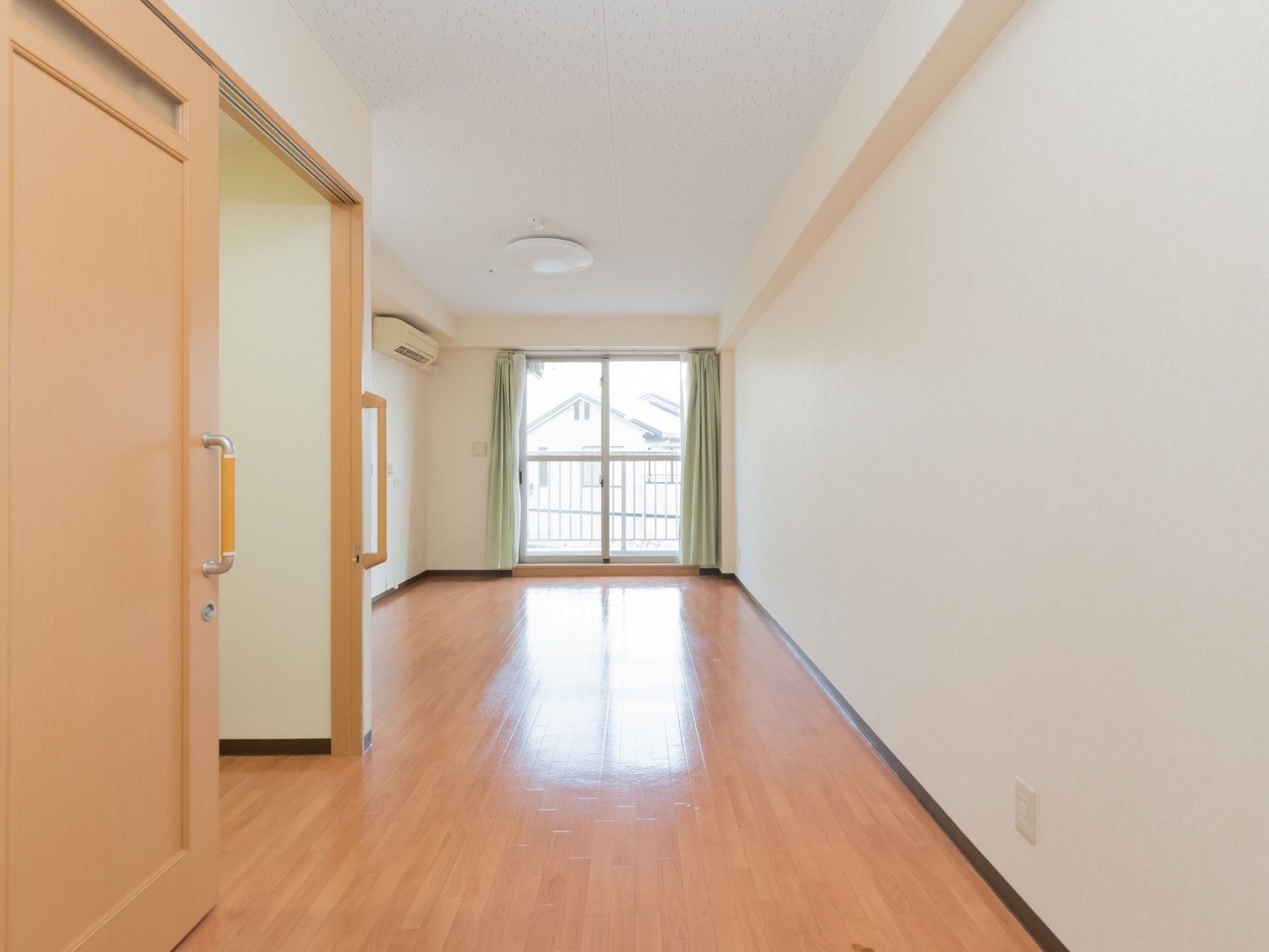 居室は長方形の部屋になっており、窓、エアコン、カーテン、電灯などが予め設けられている。フラットな床になっている。