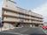 駐車場も設けられた広い敷地の4階建て施設になっている。各部屋には窓が設置されていて、ベランダもあるので景色、採光と恵まれている。
