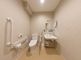 バリアフリー設計のトイレ空間
