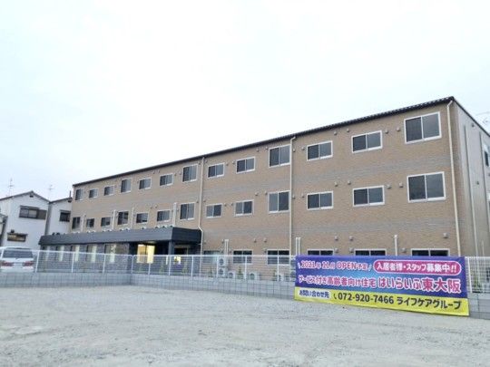 広々とした施設の外観