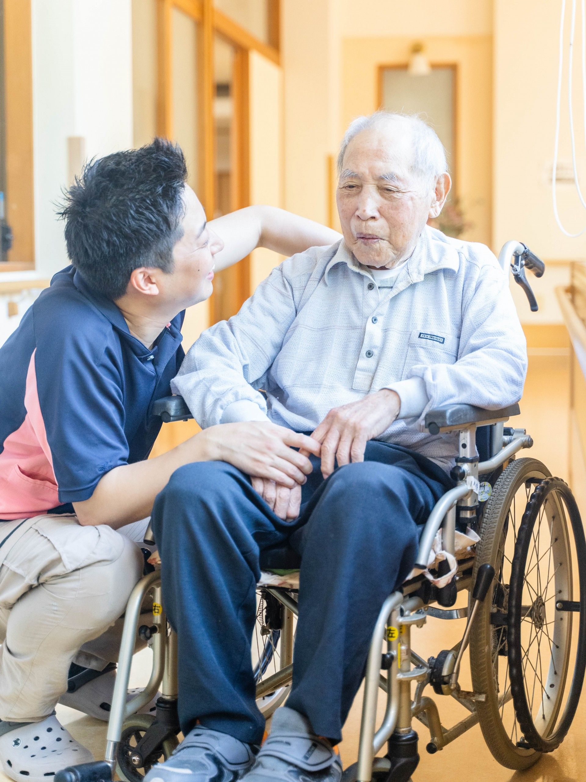 山々が連なっていて、自然豊かな環境。手前には町もあり、にぎやかな雰囲気。空には白い雲がある。