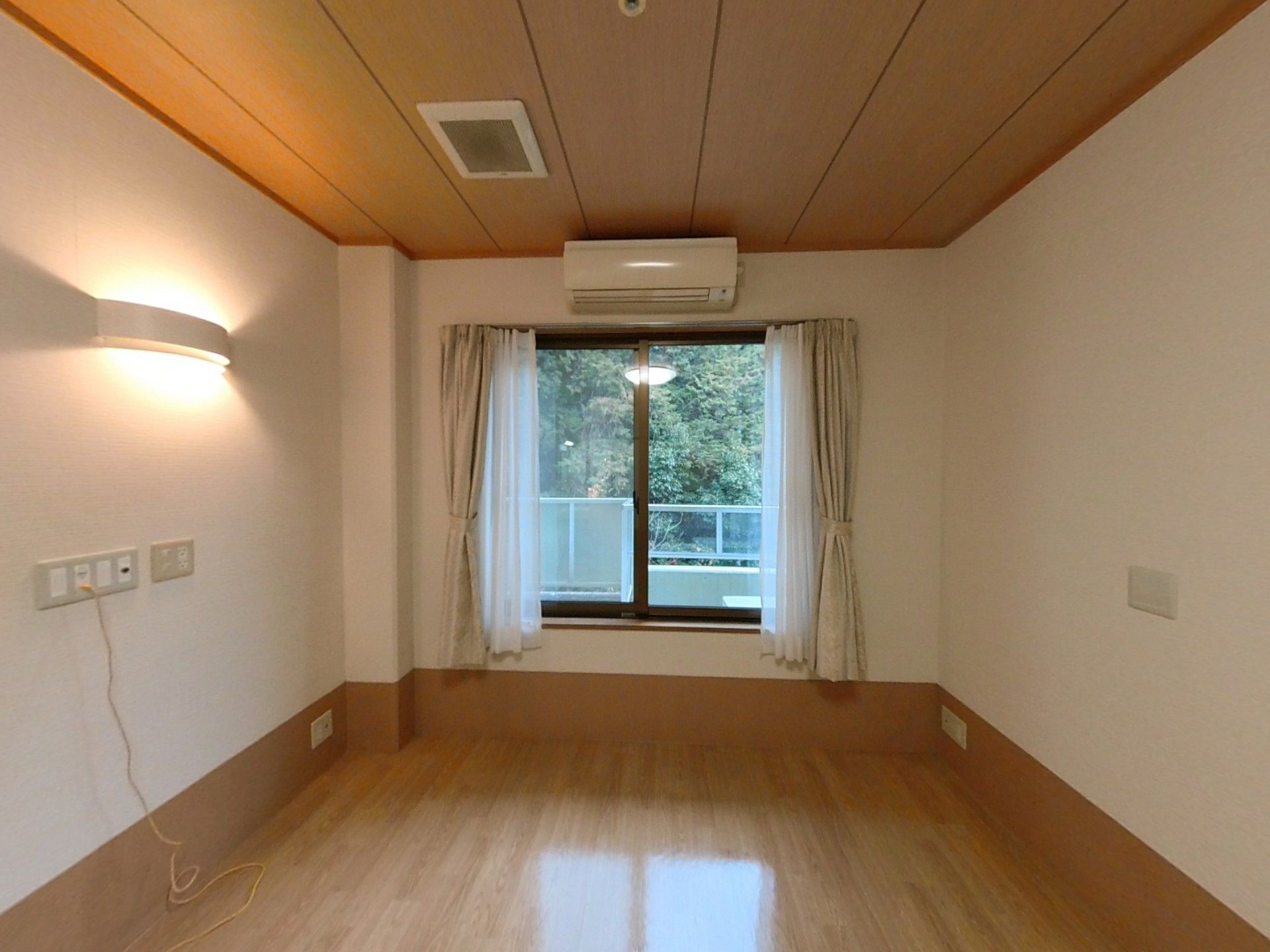 窓際の明るい部屋