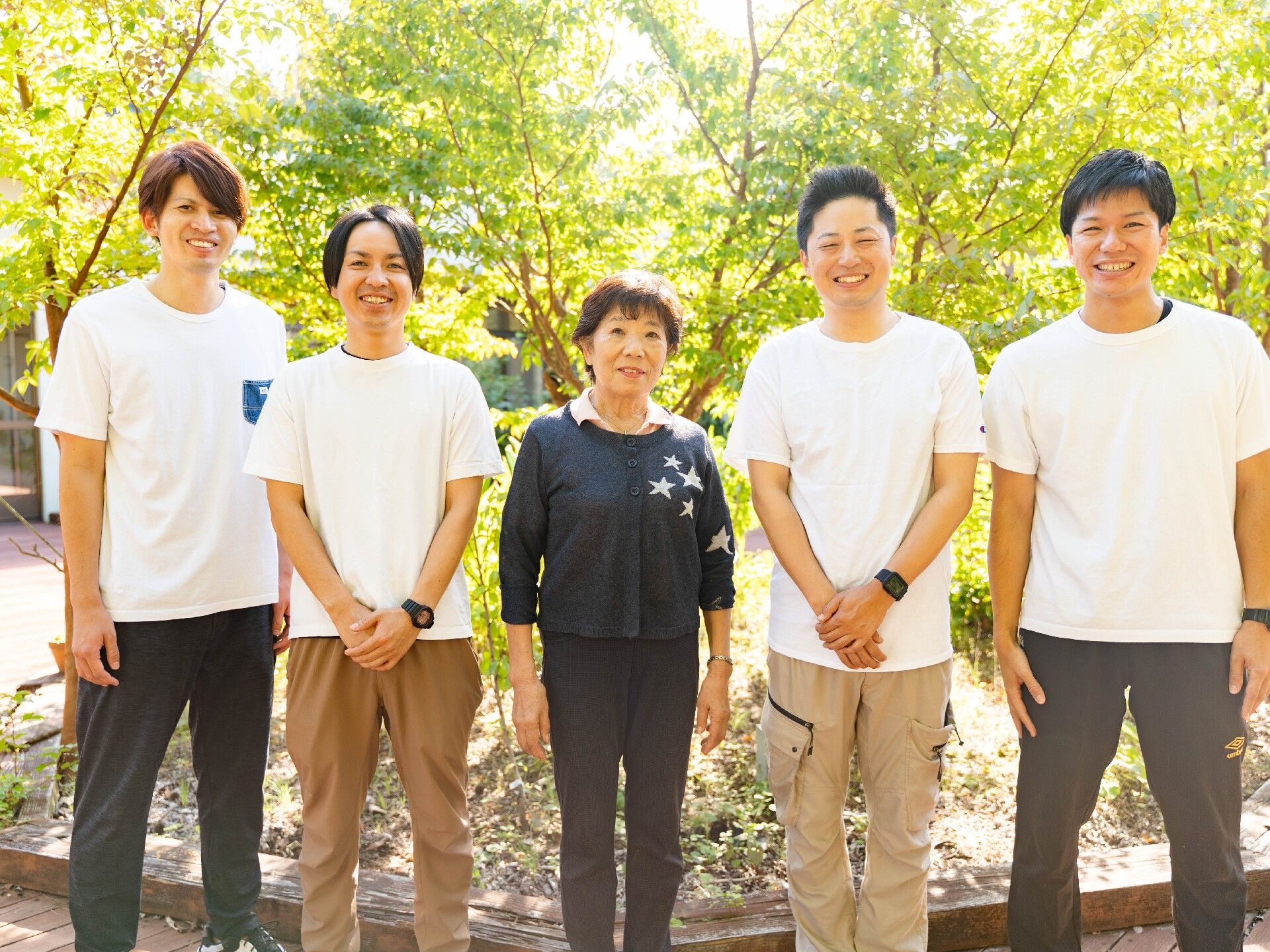 しろいTシャツを着た職員が並んでいる