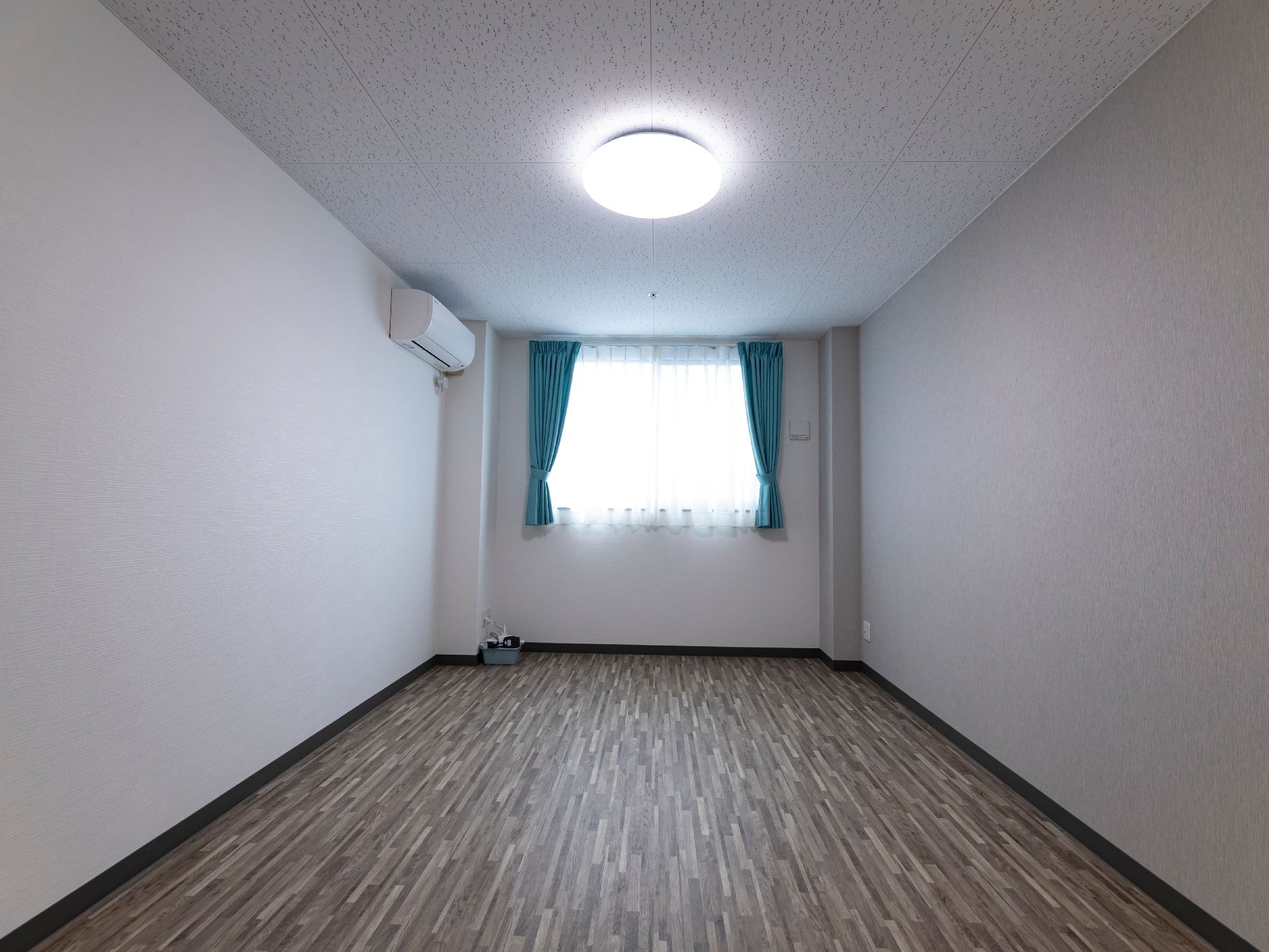 面積が広く、介護ベッドや家具類を置いても狭さを感じない居室