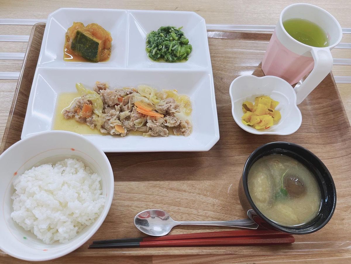 豚肉とキャベツの炒め物やかぼちゃの煮物、お味噌汁などの献立