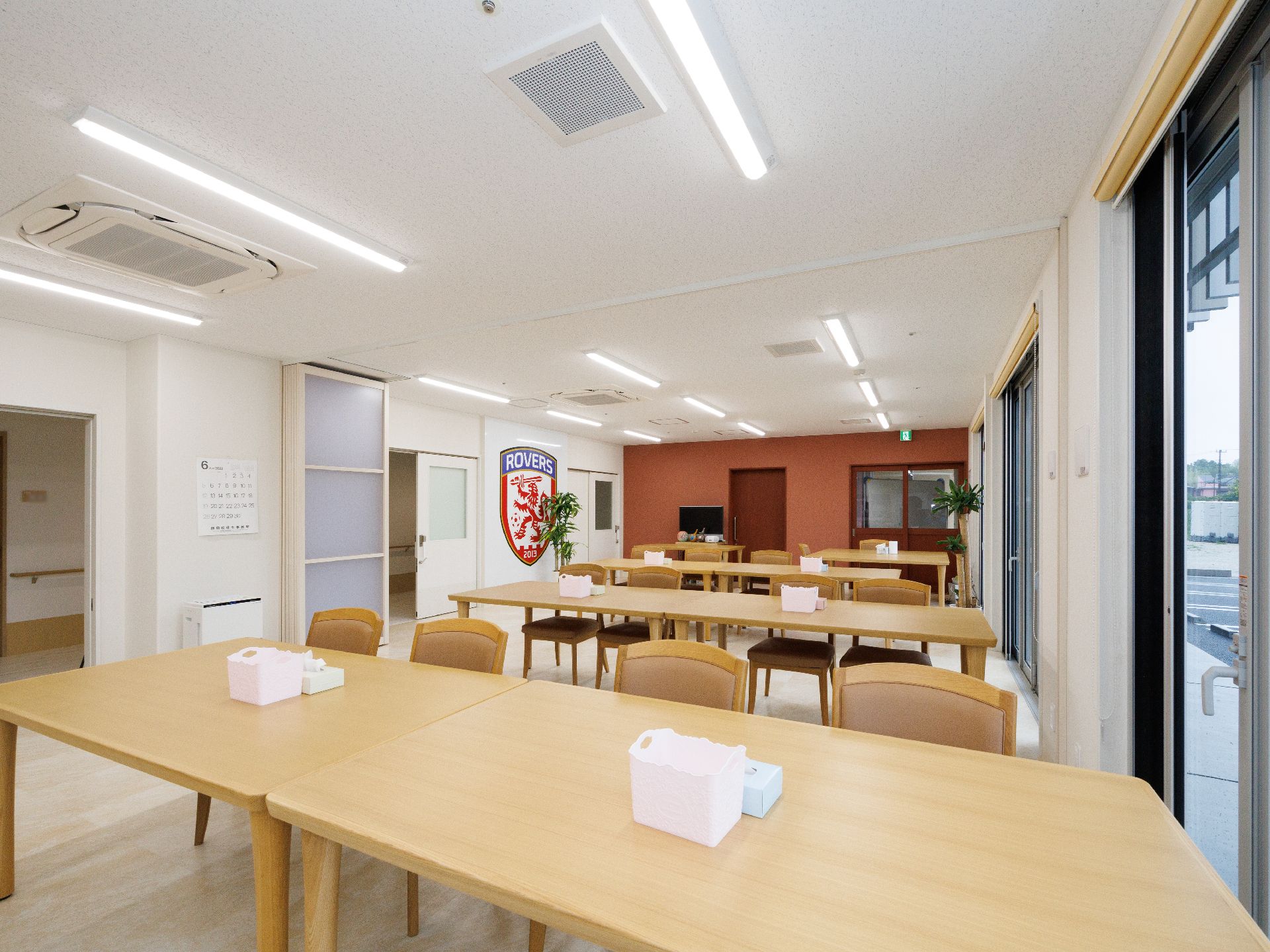 窓が多数設置されて日差しが降り注ぎ、開放感のある共有スペース