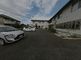 白い建物の外観と駐車場