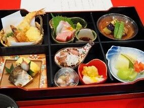 施設内で用意される特別メニューの写真。ハレの日に出される食事