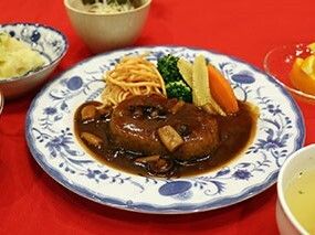 施設内で出されている食事メニューの様子。洋風メニューの写真