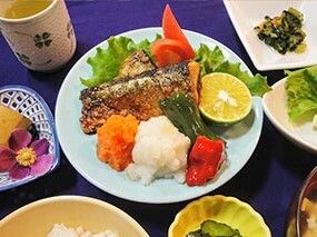 焼き魚とその他のおかずが並べられているある日のメニューの写真