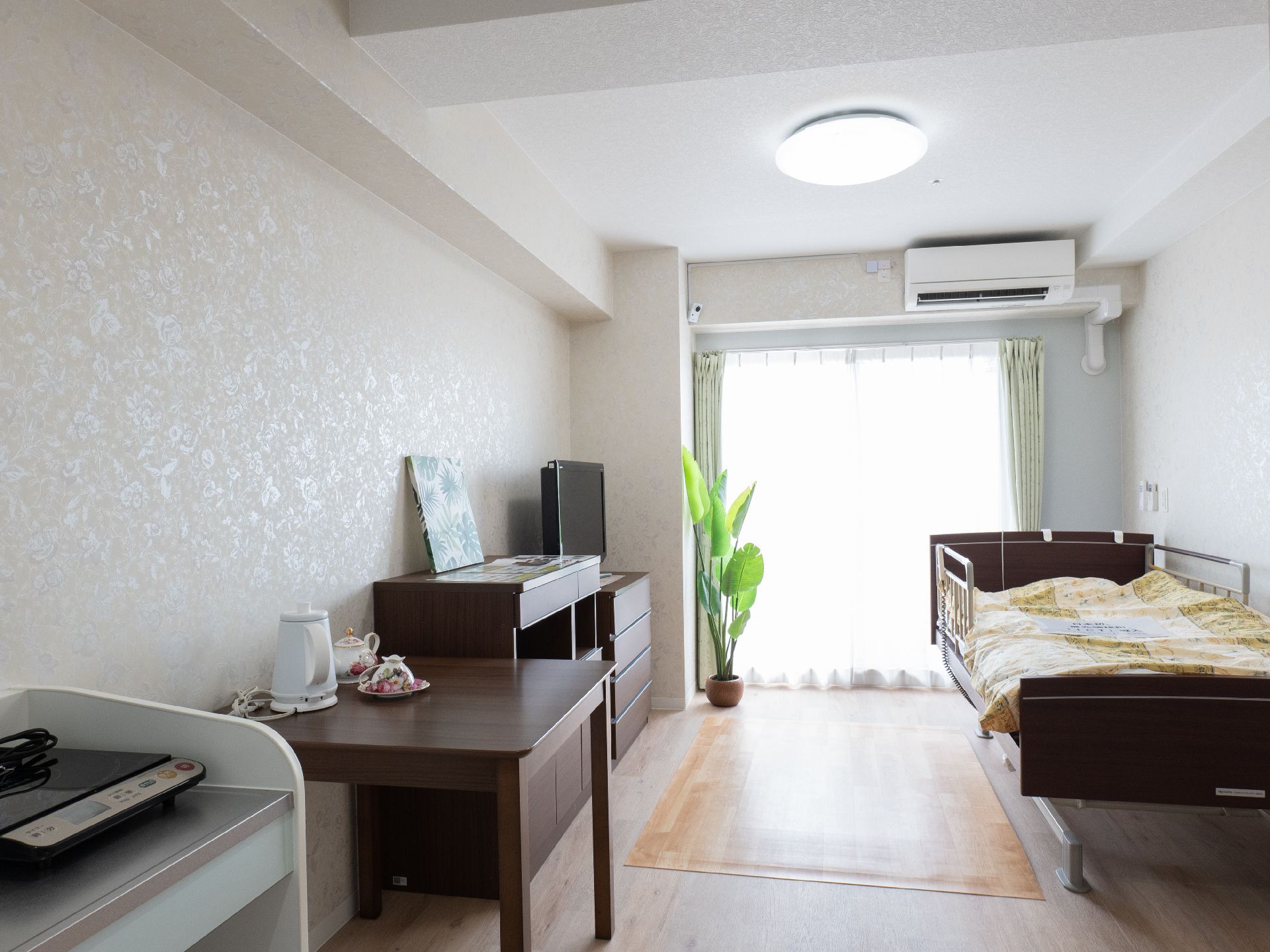 白い壁沿いにベッドやデスクが並べられた部屋