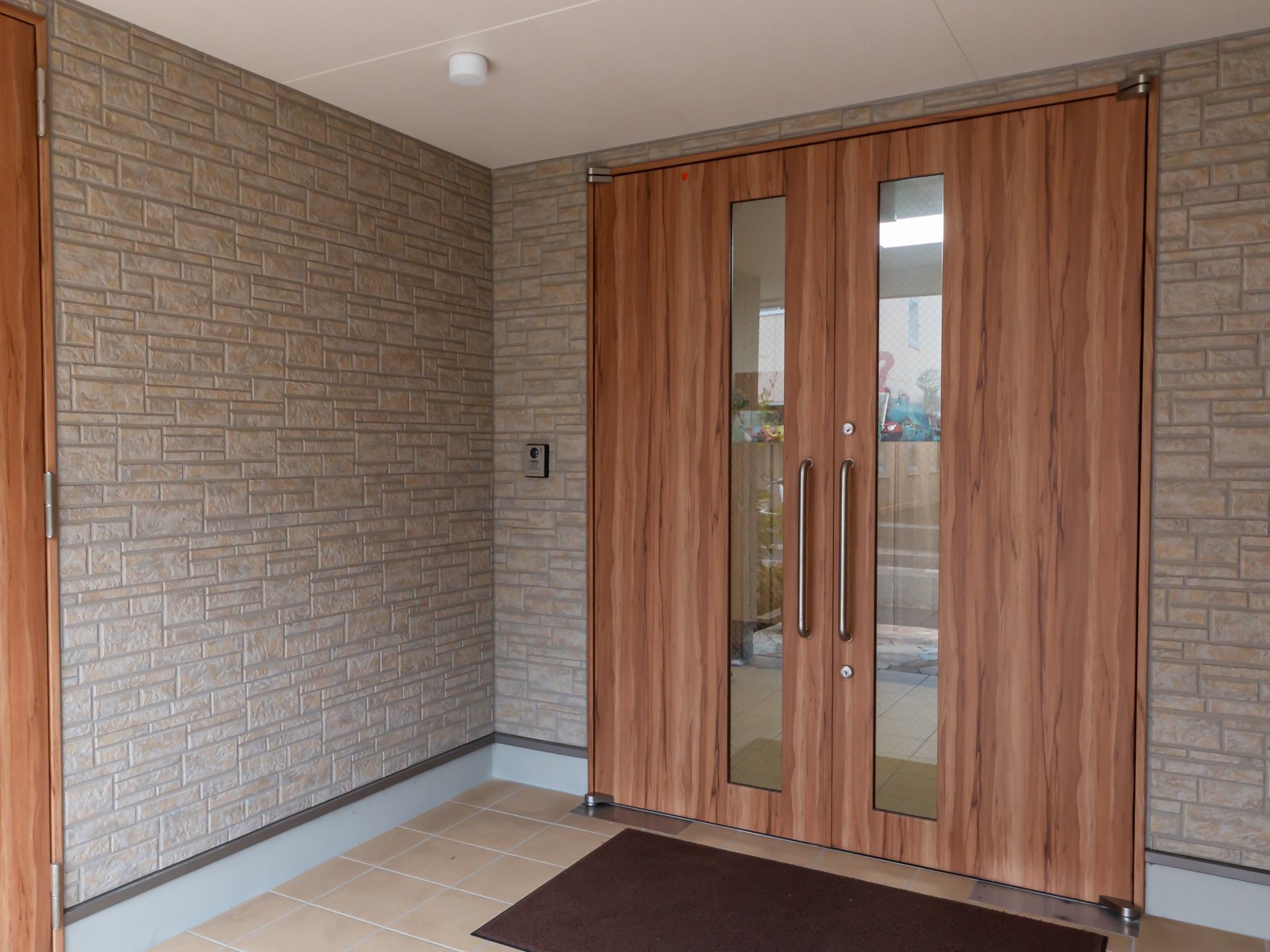 木製の両開き扉の玄関