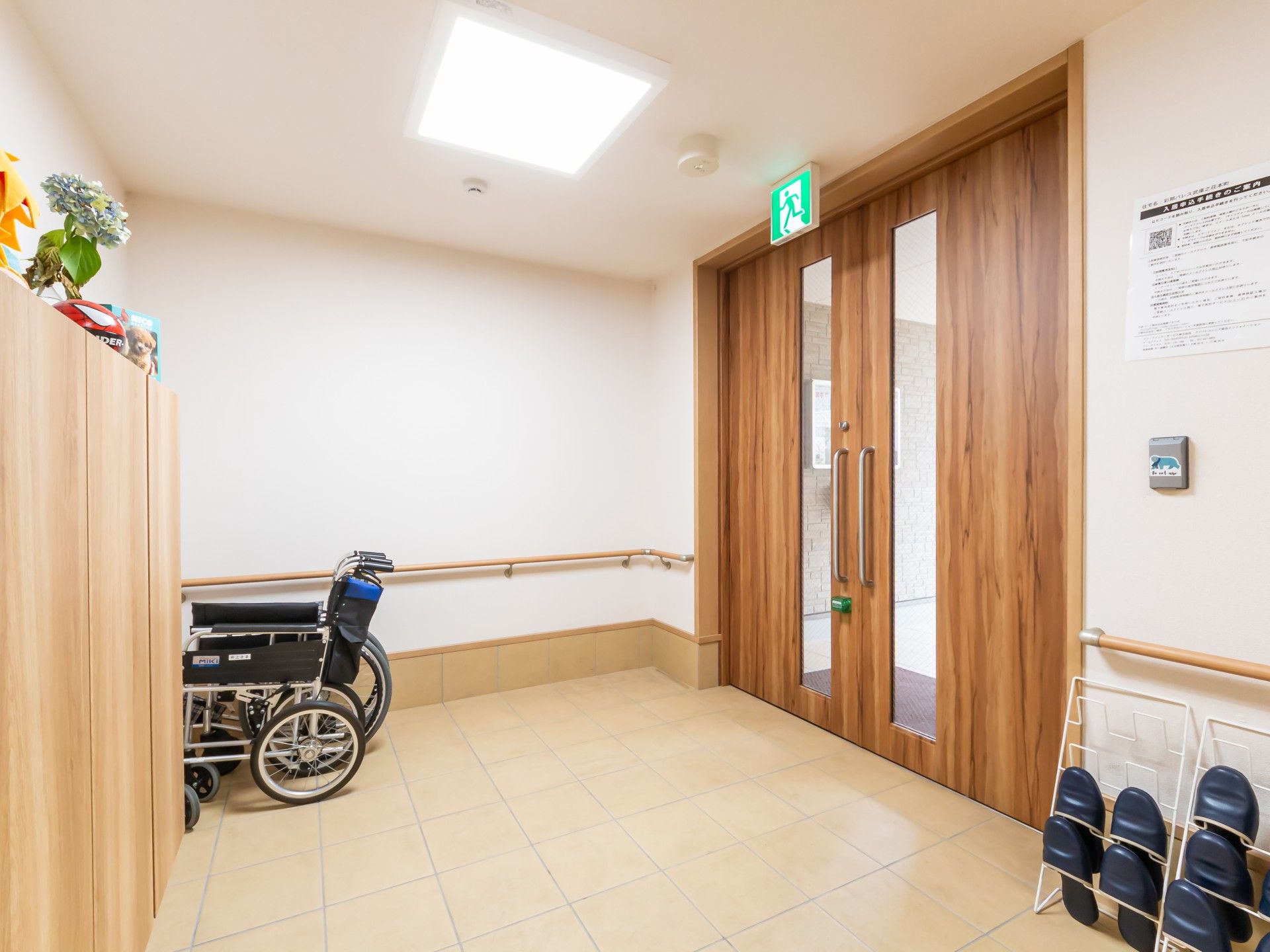 車椅子と木製の扉の廊下