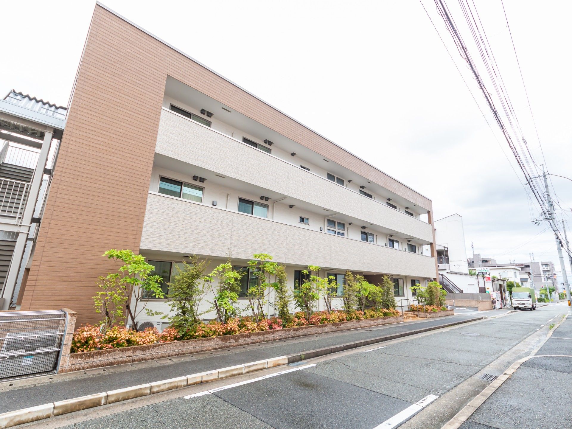 緑に囲まれた建物外観