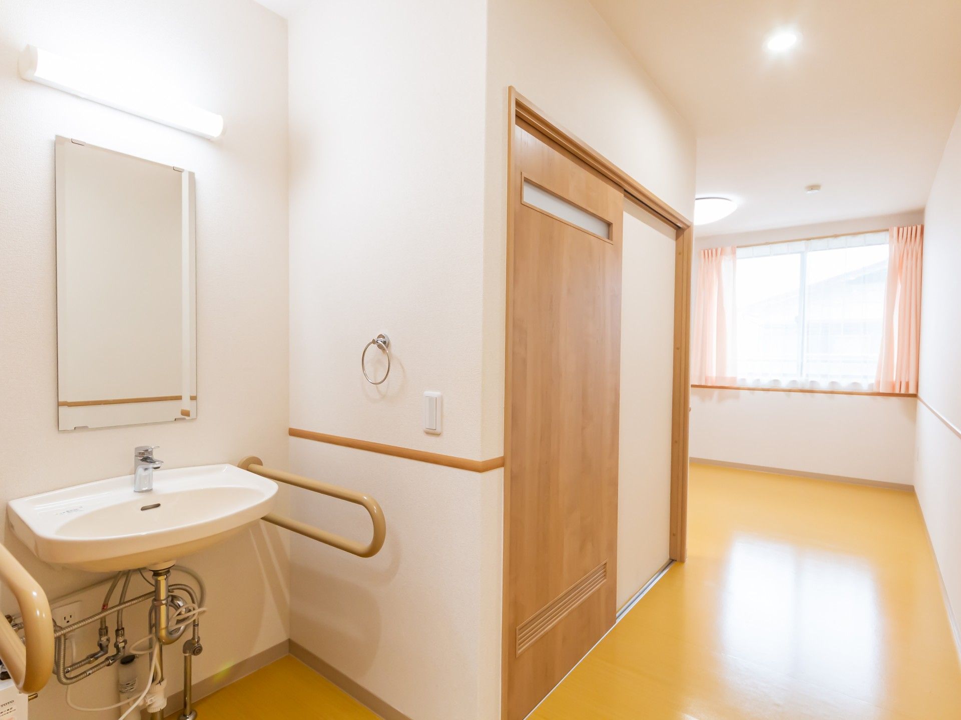 明るい廊下と洗面台