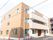 ３階建てで、茶色の落ち着いた色合いが特徴の施設の外観