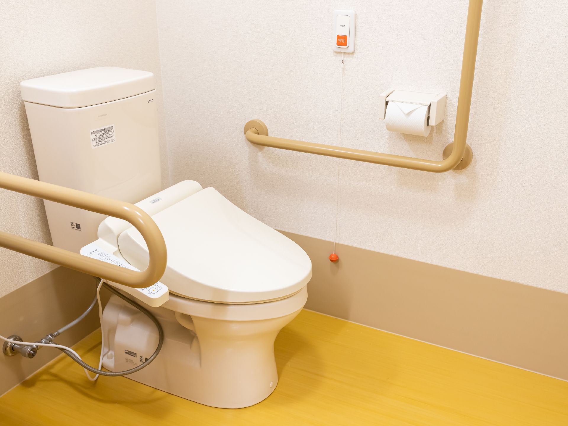 大きな手すりが設置された、バリアフリーのトイレ