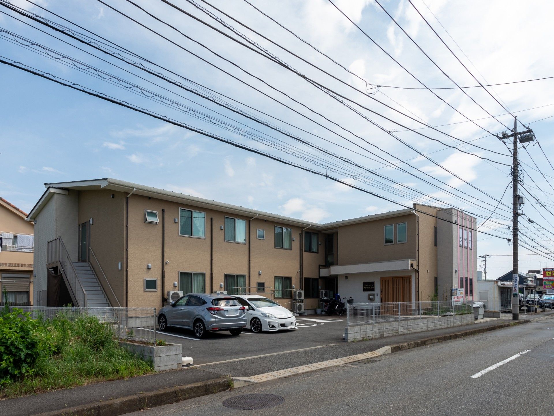 落ち着いた色合いの建物