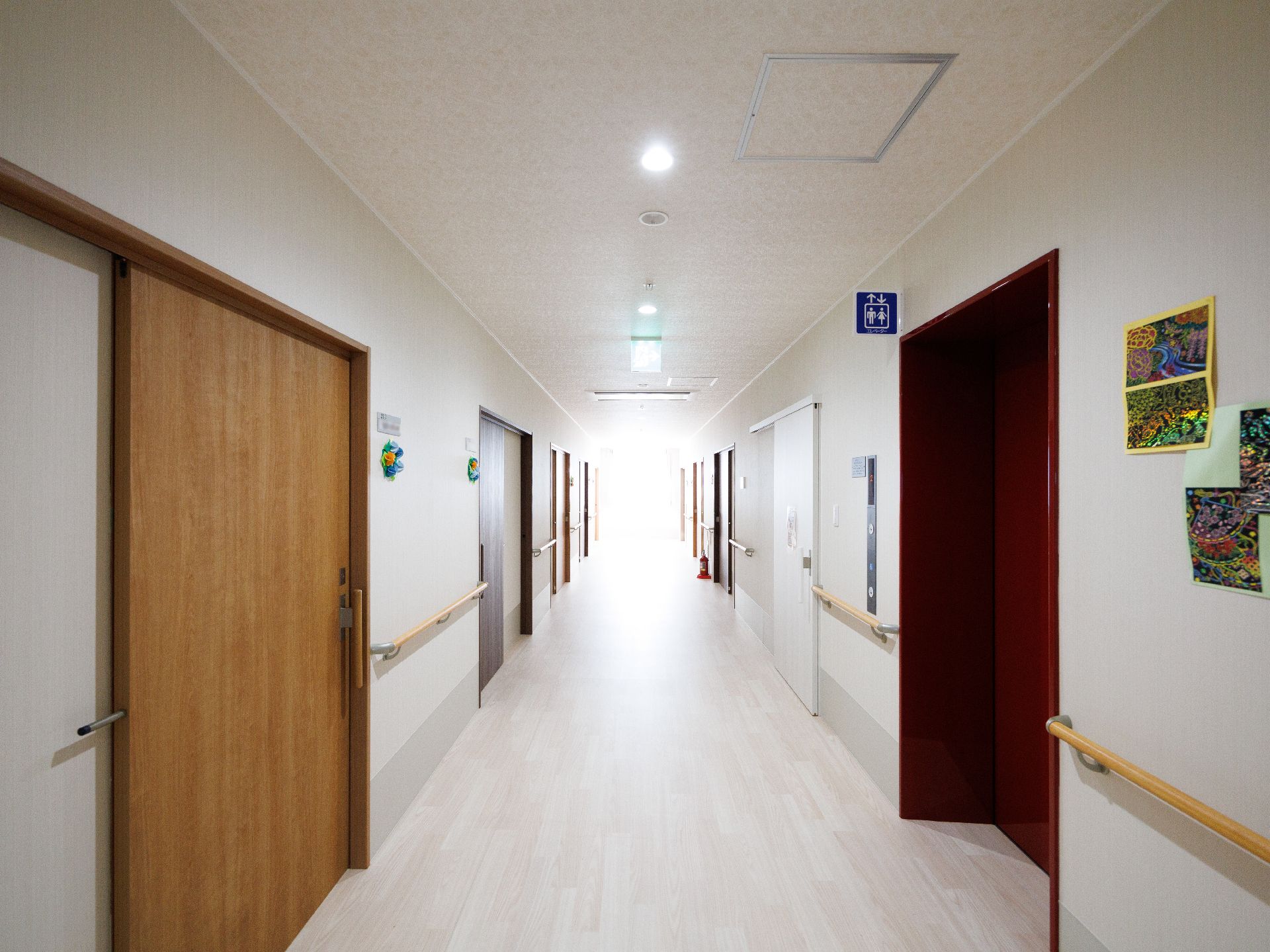 車椅子の入居者でもスムーズに移動することができる廊下