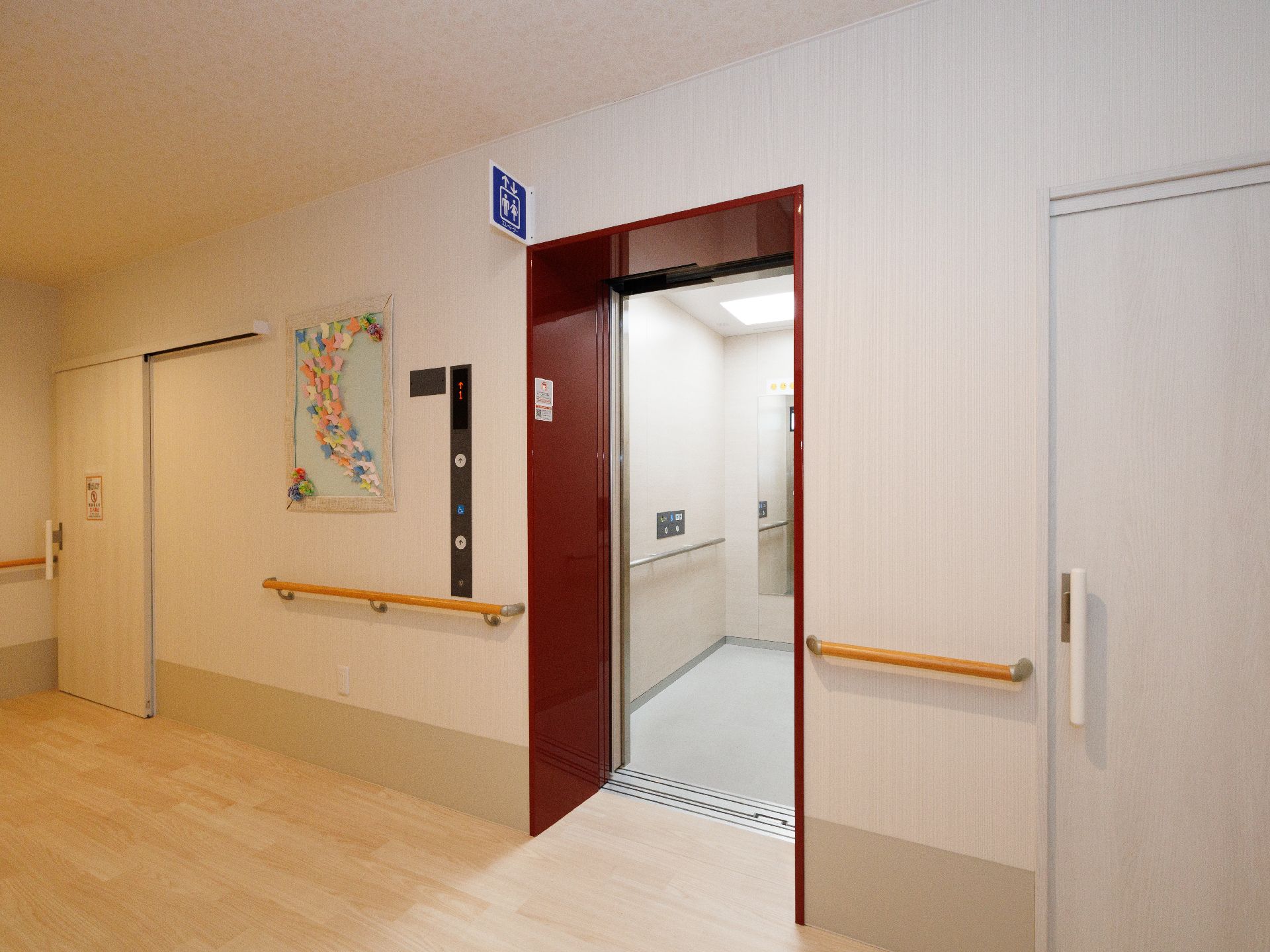 手すりがついていてエレベーターに入りやすい廊下
