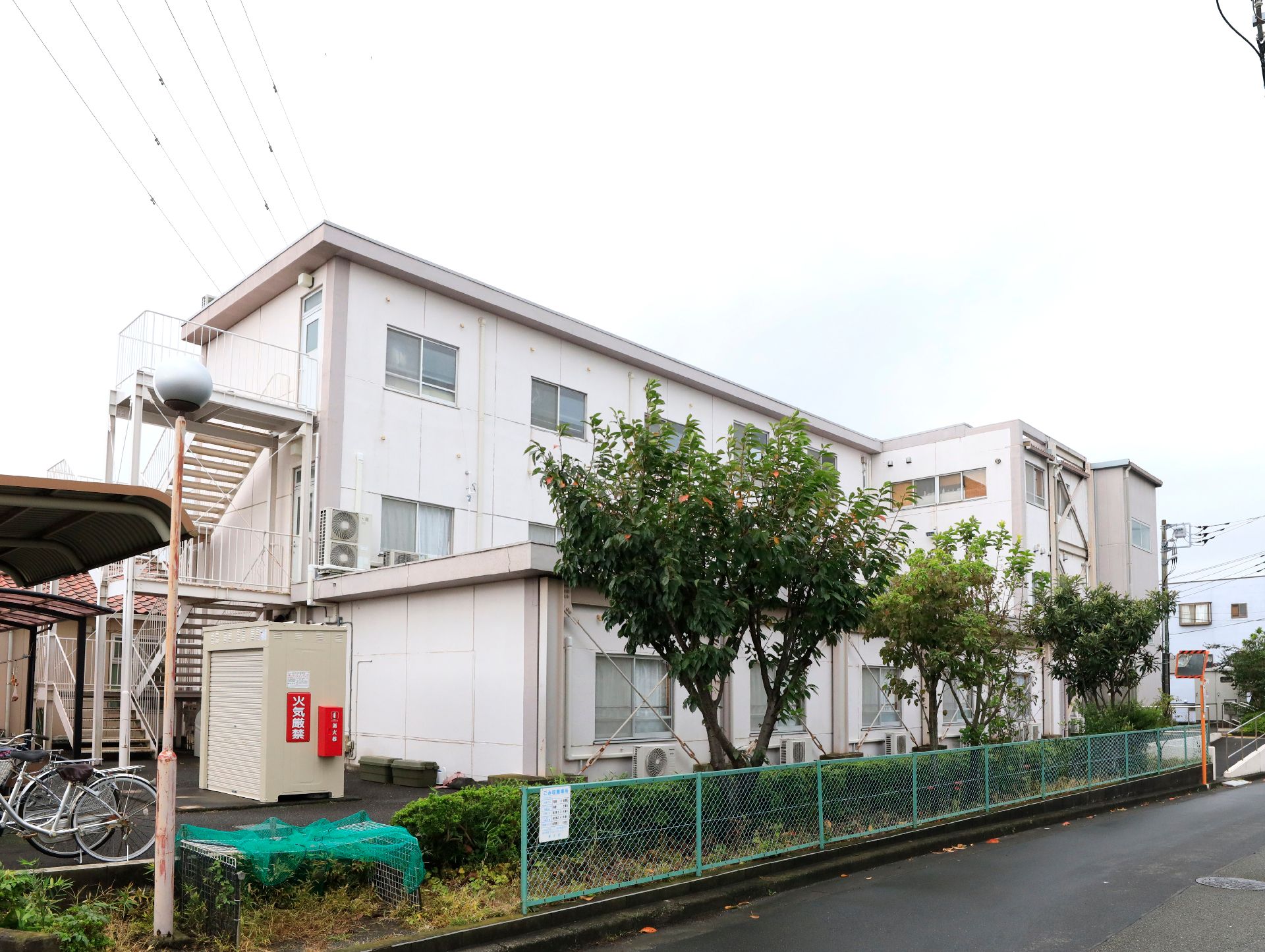 日本の家屋のような雰囲気があり、白を基調とした、高齢の方が親しみを持ちやすい外観