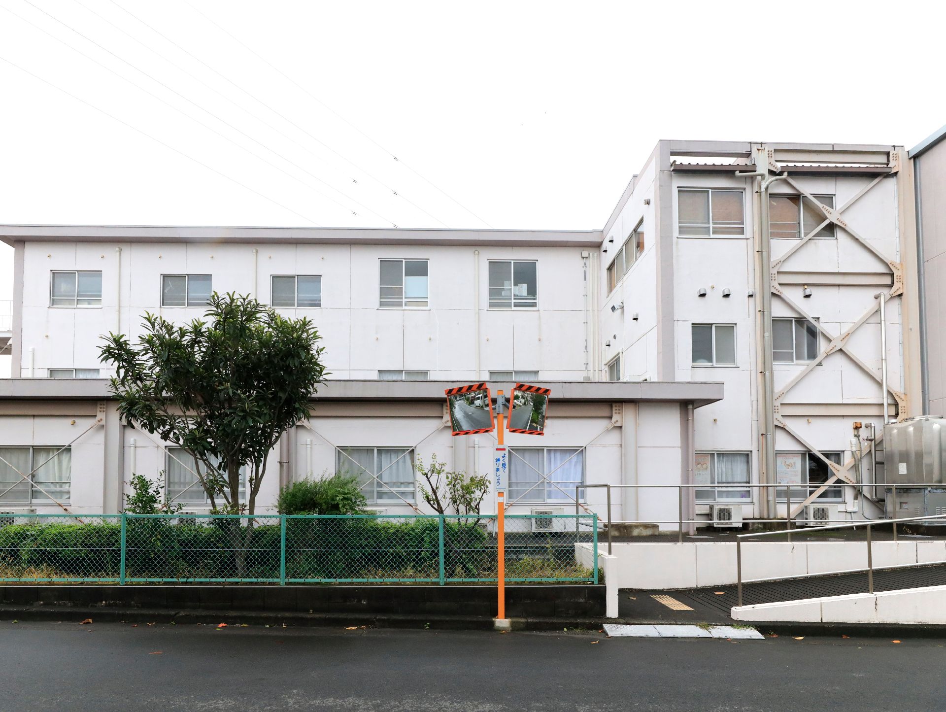2階建てで、白の落ち着いた色合いが特徴の施設の外観