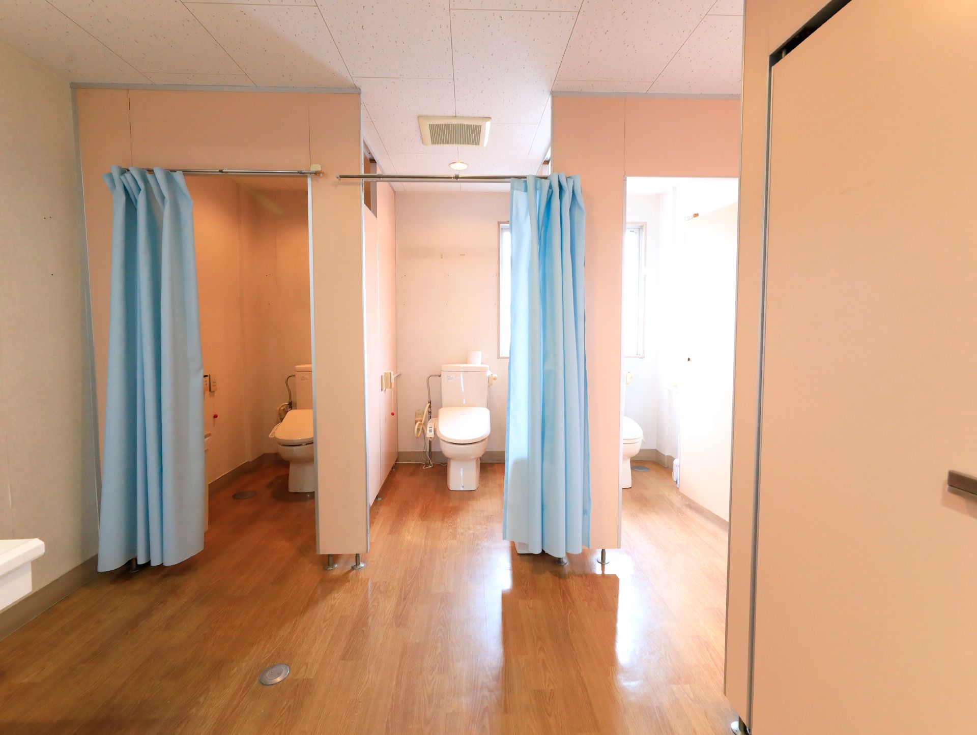 トイレが３台設置されている共有スペース