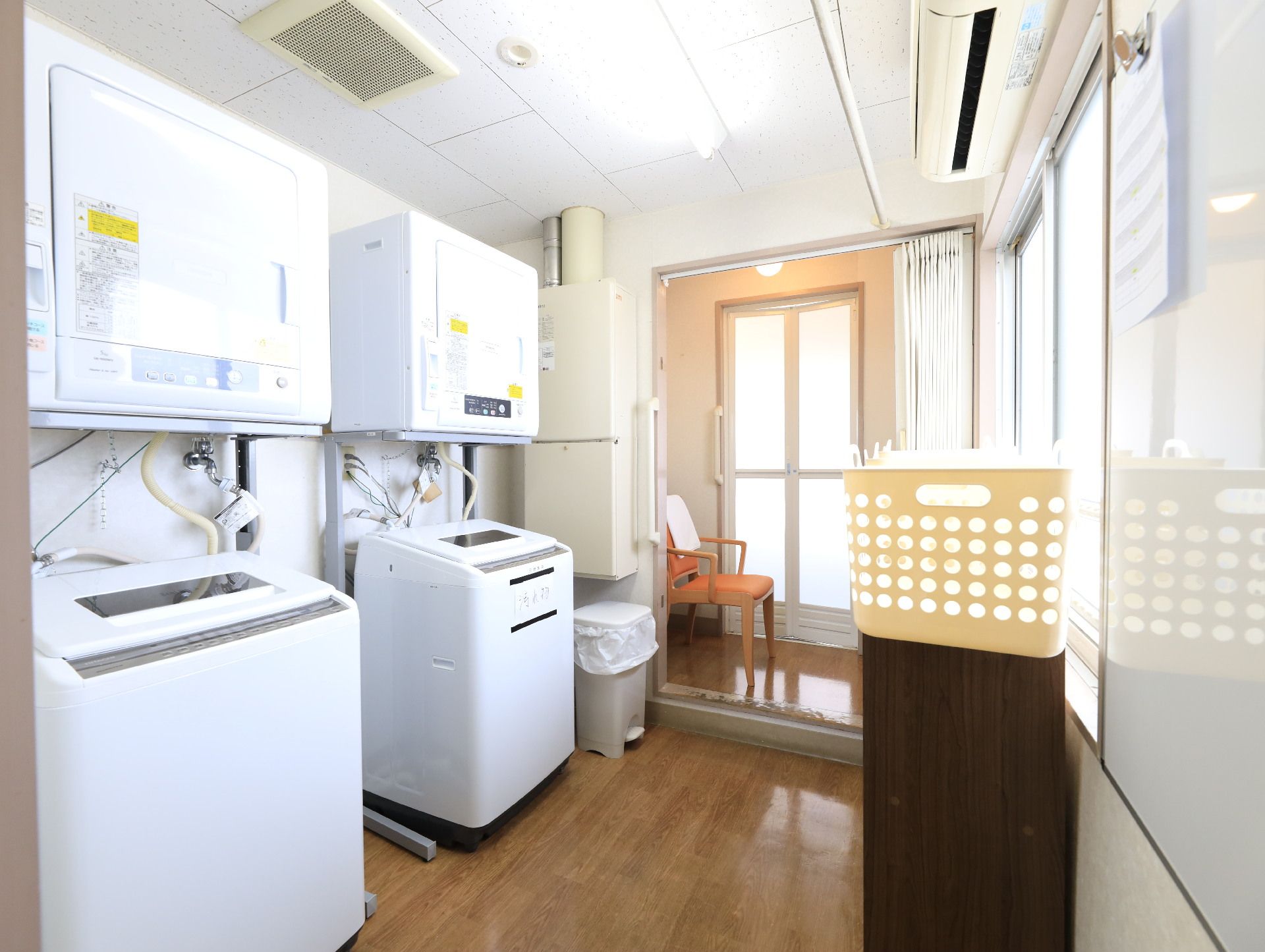 利用者様が利用できる洗濯機、乾燥機が置かれているランドリー