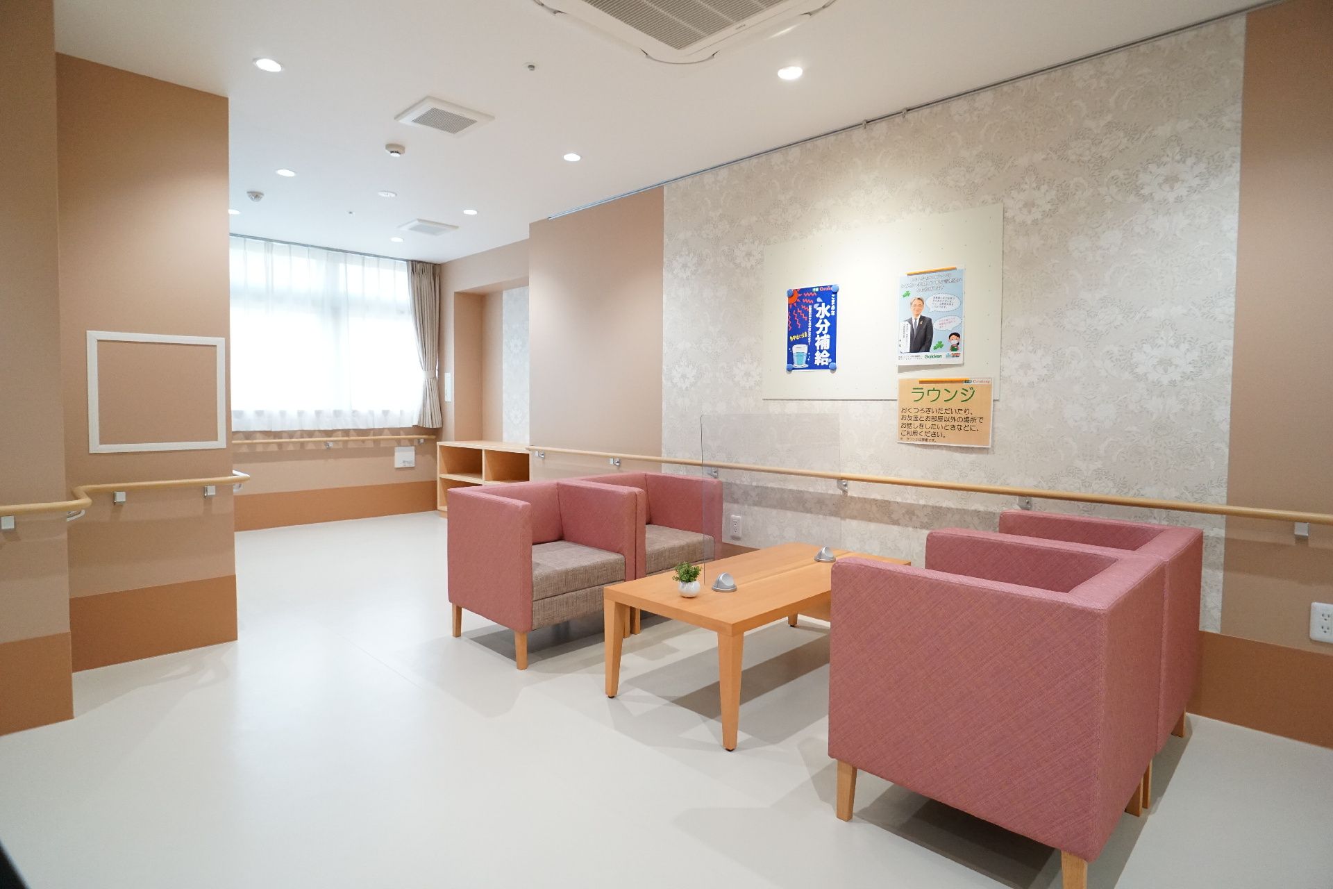 ソファーとテーブルが設置されている廊下