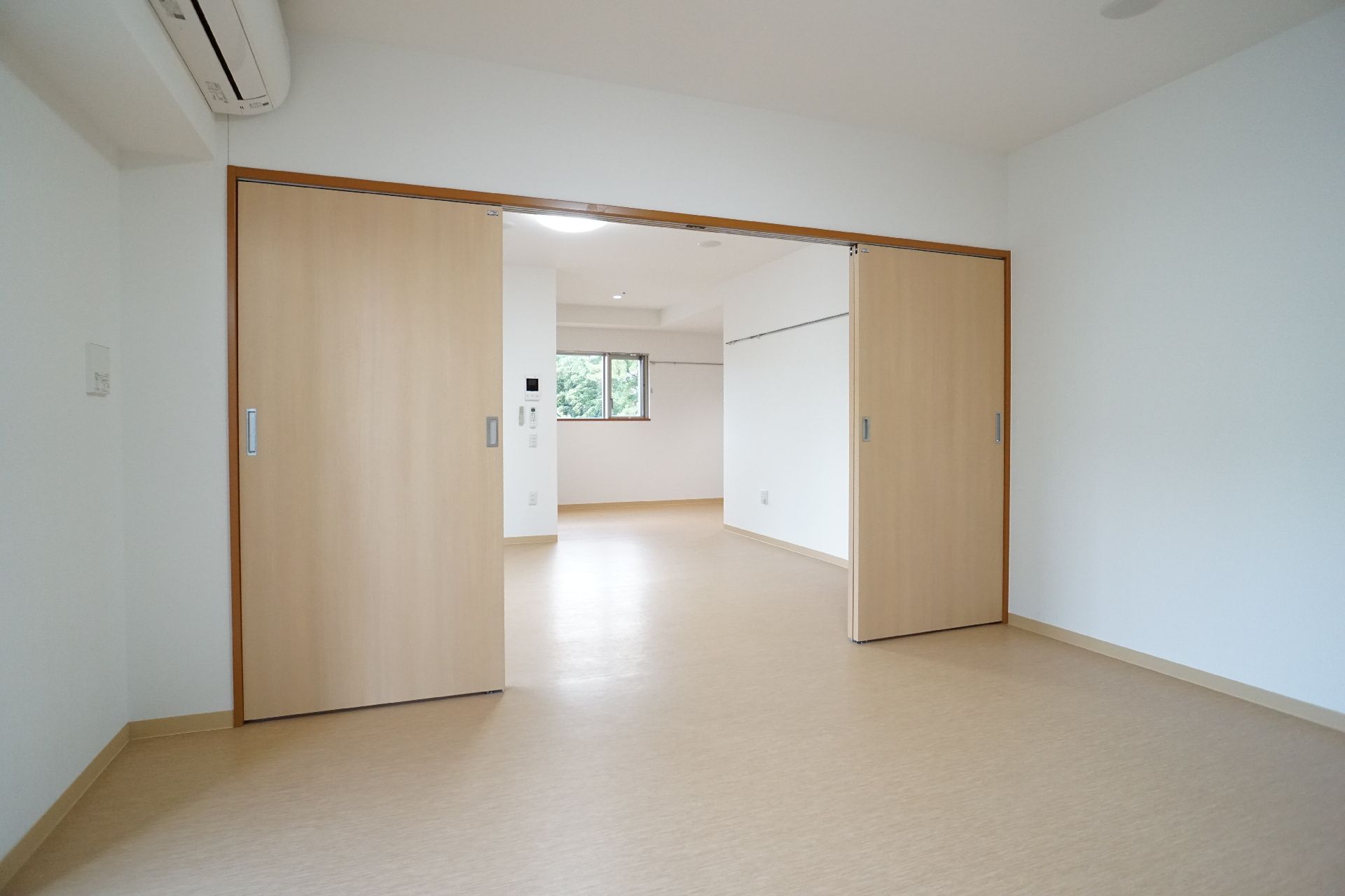 広く、さまざまな家具を置くことができる居室