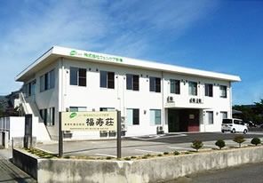 白い建物の外観