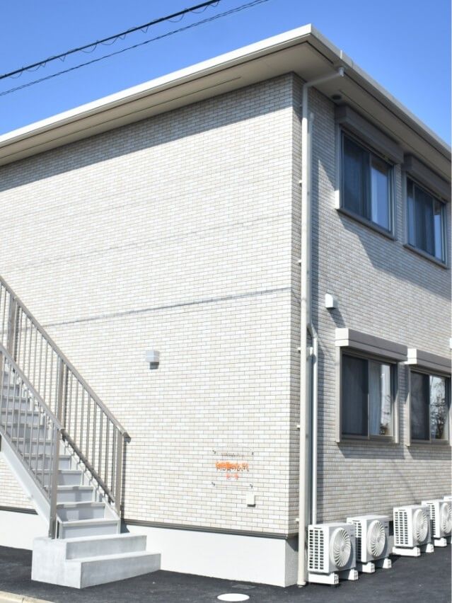 明るい外観の施設